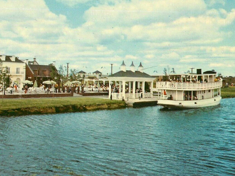 Queen riverboat postcard